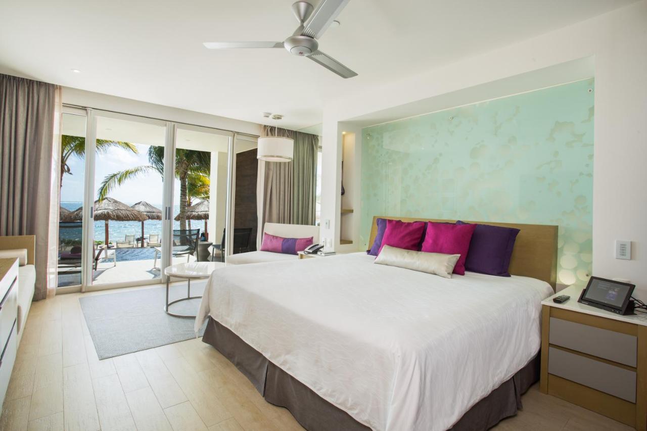 Suite Junior Xhale Club Swimout frente al océano con cama extragrande